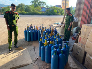 Thu giữ hàng trăm bình chứa khí cười trái phép