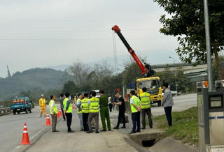 Làm rào chắn chặn xe máy vào cao tốc Nội Bài - Lào Cai