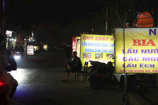 Hà Nội: Vỉa hè, lòng đường Hồng Đô bị lấn chiếm vì 'chưa được bàn giao'