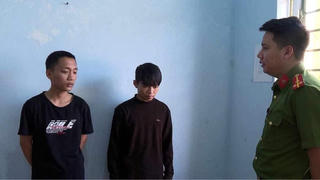 Phú Thọ: Bắt giữ hai thanh niên cướp điện thoại người đi đường