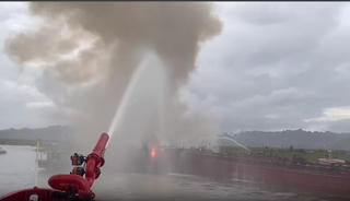 Hải Phòng: Tàu du lịch bốc cháy dữ dội trên biển