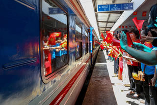 Hình ảnh người dân, cựu chiến binh quyến luyến chia tay các khối quân đội lên tàu vào Nam