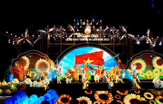 Đặc sắc đêm khai hội du lịch 'Cẩm Xuyên vang vọng tiếng đàn trời'