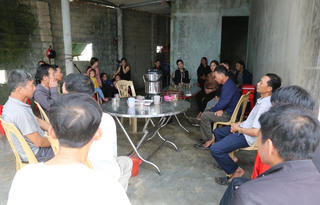 Người thân thẫn thờ ngóng tin chồng, con mất tích trên biển Hàn Quốc