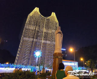 Chùm ảnh: TP HCM rộn ràng sắc mầu đón Giáng sinh