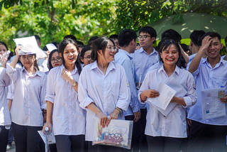 Phụ huynh và thí sinh ở Hà Tĩnh vỡ oà sau môn thi Ngữ văn