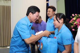 Chăm lo cho lao động mất việc