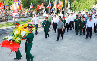 Thủ tướng dâng hương tại Nghĩa trang Liệt sĩ quốc tế Việt - Lào