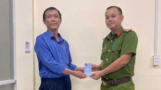 TP HCM: Đại úy CSGT nhặt được Iphone 14 tìm chủ nhân để trả lại