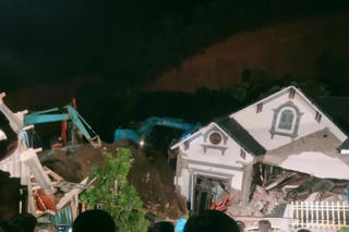 Lào Cai: Sạt lở đất lúc nửa đêm khiến 2 người thiệt mạng, 3 người bị thương