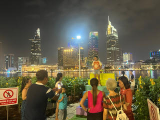 Tăng điểm bắn pháo hoa, người dân TP HCM háo hức chờ giao thừa