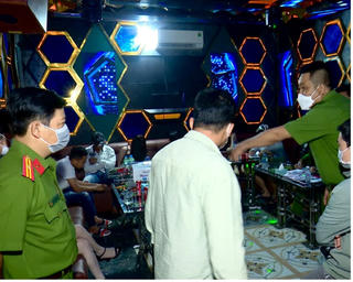 Bạc Liêu: Bắt quả tang 28 thanh niên 'bay lắc' trong quán Karaoke