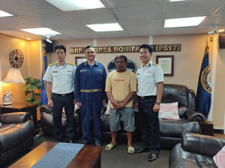 Khánh Hoà: Bàn giao dân ngư dân Philippines gặp nạn trên biển