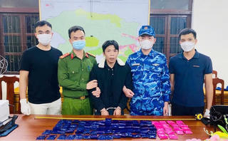 Chuẩn bị giao gần 2 kg ma tuý cho khách thì bị bắt giữ