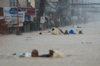 Thủ đô Manila của Philippines chìm trong nước sau bão Gaemi