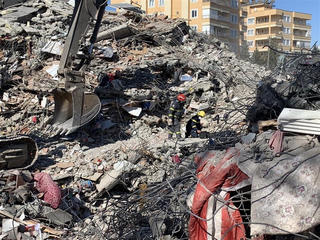 Cứu nạn tại Thổ Nhĩ Kỳ: Nhanh chóng đưa thi thể nạn nhân trong đống đổ nát ra ngoài