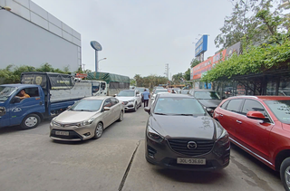 Ô tô xếp hàng dài chờ đăng kiểm ở Hà Nội