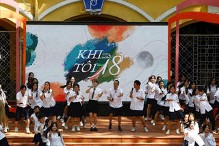 Đức Phúc thực hiện thử thách với nhân vật trải nghiệm trong 'Có hẹn cùng thanh xuân'