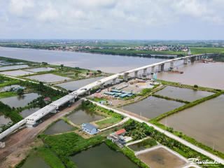 Cầu vượt sông Đáy băng băng về đích, người dân chờ ngày thông xe