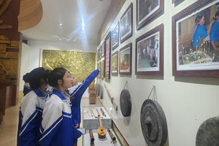 Triển lãm, trưng bày ảnh, hiện vật của đồng bào dân tộc Bru- Vân Kiều và Chứt