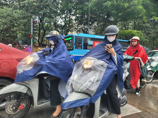 Người Hà Nội vật lộn với tắc đường trong mưa rét