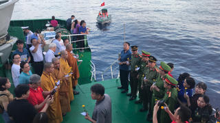 Tưởng niệm giữa trùng khơi