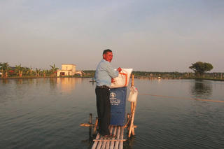 Miệng nói, tay làm
