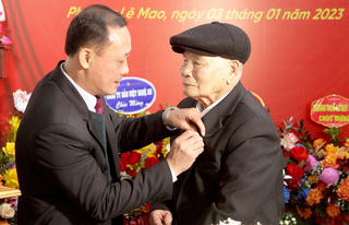 Trao Huy hiệu 75 năm tuổi đảng cho cán bộ tiền khởi nghĩa