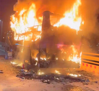 Quảng Ngãi: Một xe khách bốc cháy lớn trên quốc lộ 1A