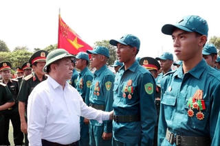 Trưởng Ban Tuyên giáo và Dân vận TW thăm lực lượng tham gia diễu binh, diễu hành