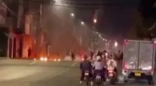 Lửa bốc cháy dữ dội trong vụ hỗn chiến bằng 'bom xăng'