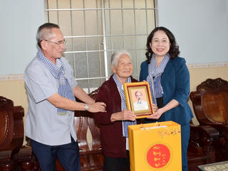 Phó Chủ tịch nước Võ Thị Ánh Xuân tặng quà Tết gia đình chính sách tại Bạc Liêu và Cà Mau