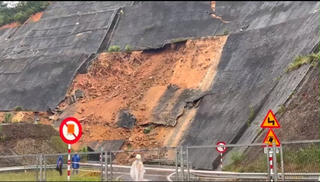 Mưa lớn gây sạt trượt taluy dương tại cao tốc La Sơn - Túy Loan