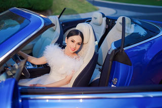 Ca sĩ Hà Phương khoe dáng bên dàn siêu xe hàng chục tỷ đồng