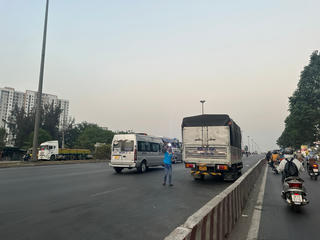 ‘Vấn nạn’ chèo kéo khách mua cơm giữa quốc lộ: Xử lý dứt điểm được không?