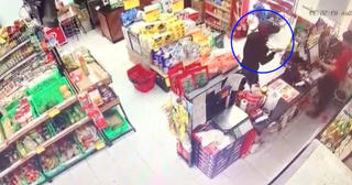 [VIDEO] Kẻ cướp dùng súng uy hiếp nhân viên cửa hàng tiện lợi ra sao?