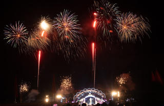 Lung linh màn pháo hoa trong lễ kỷ niệm 65 năm Bác Hồ về thăm Hà Tĩnh