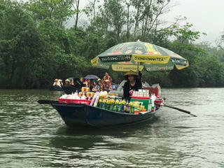 Vi phạm an toàn vệ sinh thực phẩm tại khu lễ hội, xử lý ra sao?