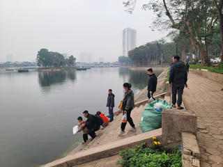 Tro hóa vàng, túi ni lông... thả xuống hồ ngày ông Công ông Táo