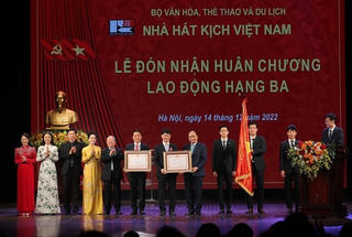 Chủ tịch nước Nguyễn Xuân Phúc dự Lễ kỷ niệm 70 năm thành lập Nhà hát Kịch Việt Nam 