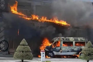 Xe khách 16 chỗ bất ngờ bốc cháy dữ dội