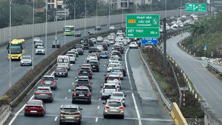 Chiều mùng 4 Tết, cửa ngõ phía Nam Hà Nội ùn ứ kéo dài