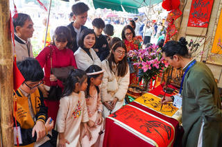 Ngày mùng 3 Tết, Văn Miếu đông kín người dân xin chữ đầu năm