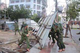 Bão Noru quét qua miền Trung, tốc mái nhà, cây đổ ngổn ngang