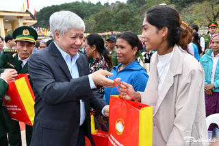 Chủ tịch Đỗ Văn Chiến trao tặng quà Tết cho đồng bào dân tộc xã biên giới ở Quảng Bình