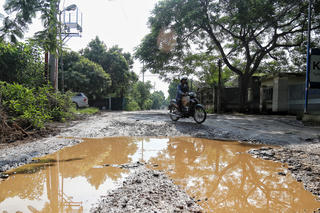 Hà Nội: Đường xuống cấp, tai nạn giao thông rình rập, dân khổ sở