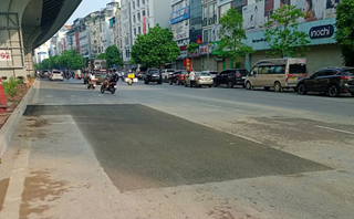 Khắc phục hố sâu khiến xe máy gặp sự cố trên đường Trường Chinh