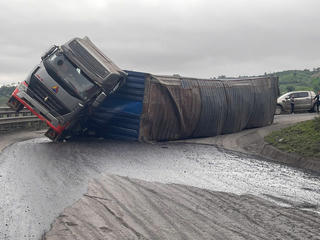 Xe chở gỗ bị lật, đường lên Cửa khẩu La Lay bị tắc nghẽn kéo dài