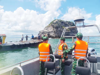 Quảng Ninh: Bộ đội Biên phòng ứng cứu 7 ngư dân gặp nạn trong dông lốc