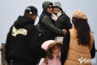 Du khách sốc nhiệt vì gió lạnh 4 độ C ngày Tết ở cổng trời Quản Bạ